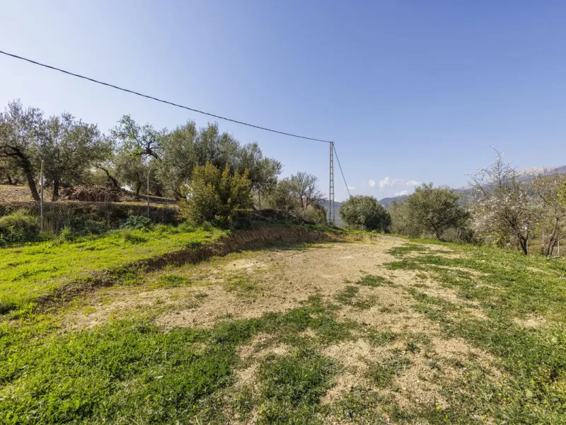 A stunning villa in the idyllic white village of Riogordo, conveniently located in the outskirts on the A356 between Vélez Málaga and Casabermeja. This unique property combines the charm of the Andalusian countryside with proximity to major amenities, jus