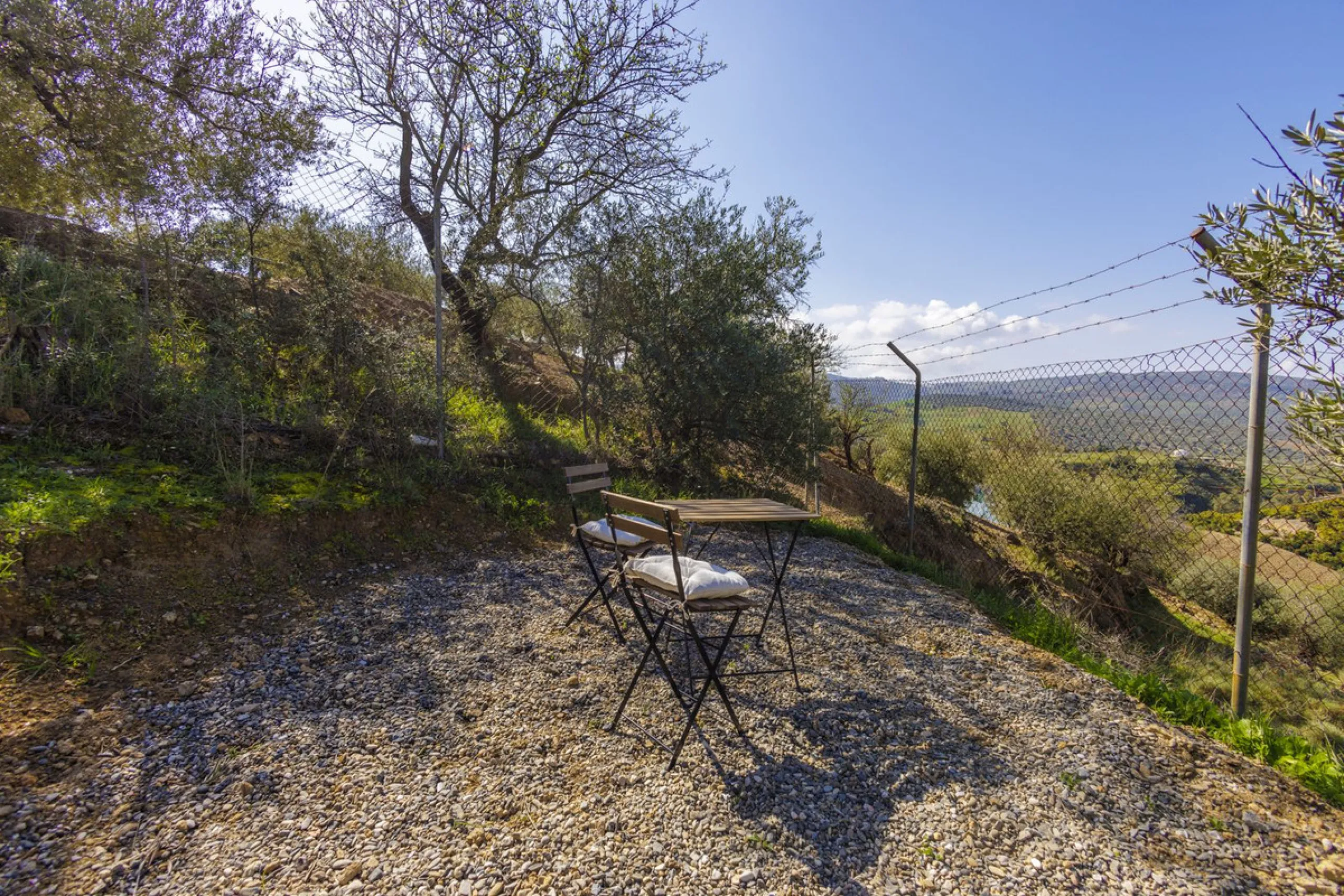 A stunning villa in the idyllic white village of Riogordo, conveniently located in the outskirts on the A356 between Vélez Málaga and Casabermeja. This unique property combines the charm of the Andalusian countryside with proximity to major amenities, jus