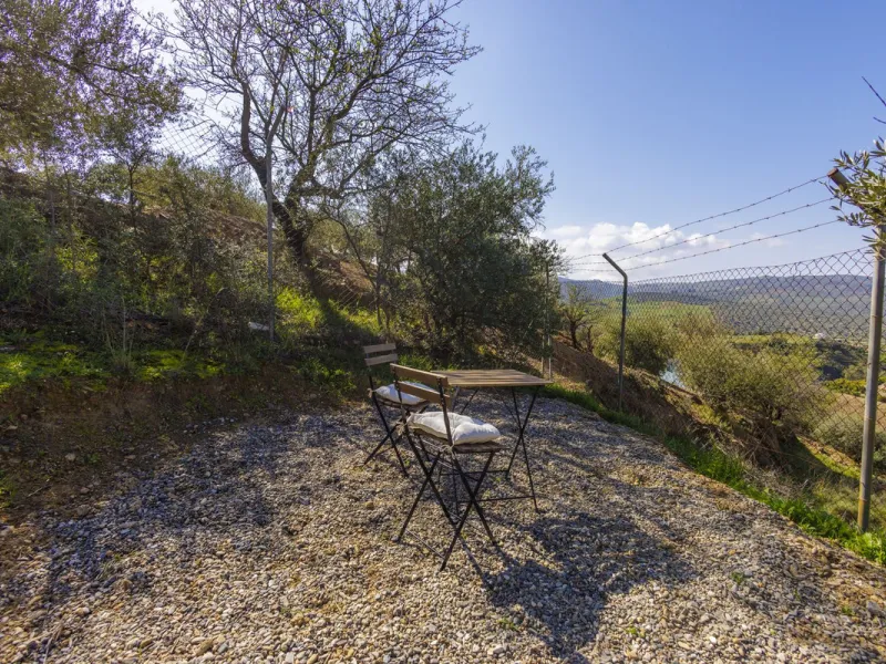 A stunning villa in the idyllic white village of Riogordo, conveniently located in the outskirts on the A356 between Vélez Málaga and Casabermeja. This unique property combines the charm of the Andalusian countryside with proximity to major amenities, jus