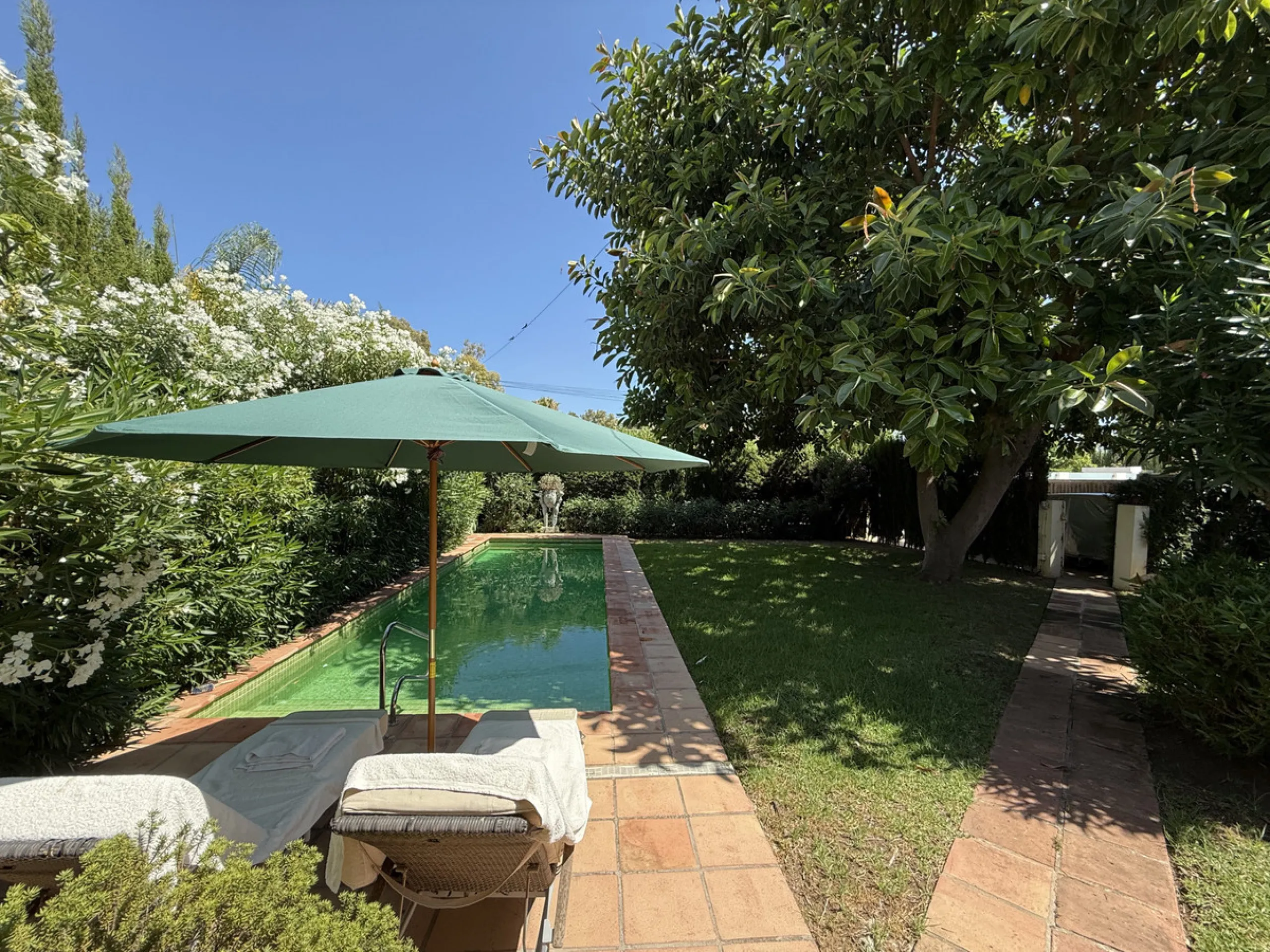 House - Detached Villa в продаже в Marbella, Málaga. В доме 3 спален и 2 ванных комнат. Площадь дома 119 м². Площадь участка 628 м²
