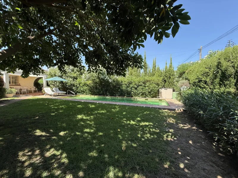House - Detached Villa в продаже в Marbella, Málaga. В доме 3 спален и 2 ванных комнат. Площадь дома 119 м². Площадь участка 628 м²