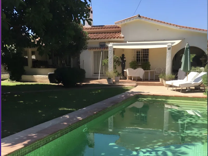 House - Detached Villa в продаже в Marbella, Málaga. В доме 3 спален и 2 ванных комнат. Площадь дома 119 м². Площадь участка 628 м²