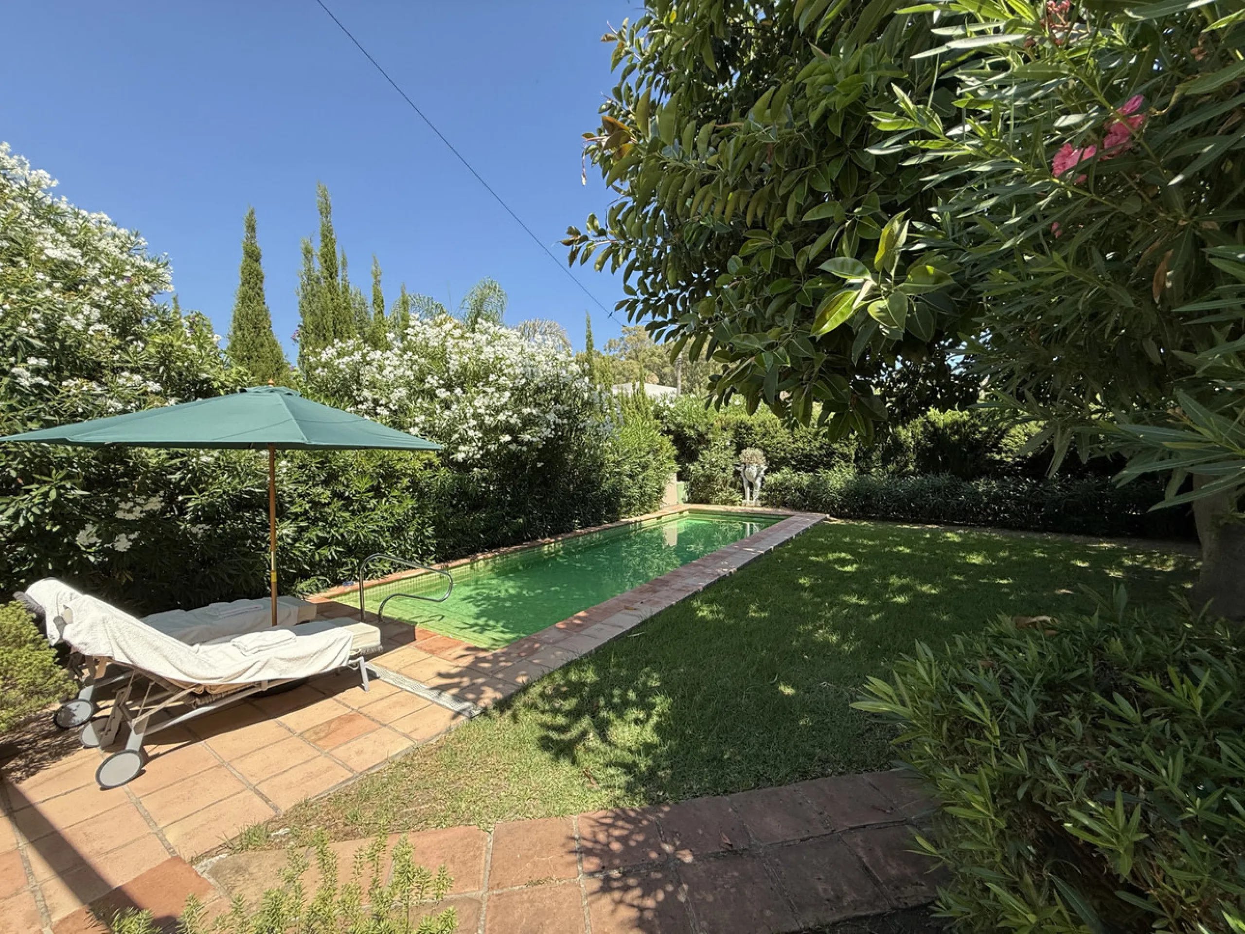 House - Detached Villa в продаже в Marbella, Málaga. В доме 3 спален и 2 ванных комнат. Площадь дома 119 м². Площадь участка 628 м²