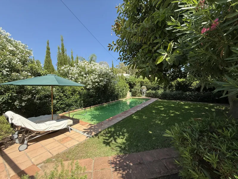 House - Detached Villa в продаже в Marbella, Málaga. В доме 3 спален и 2 ванных комнат. Площадь дома 119 м². Площадь участка 628 м²