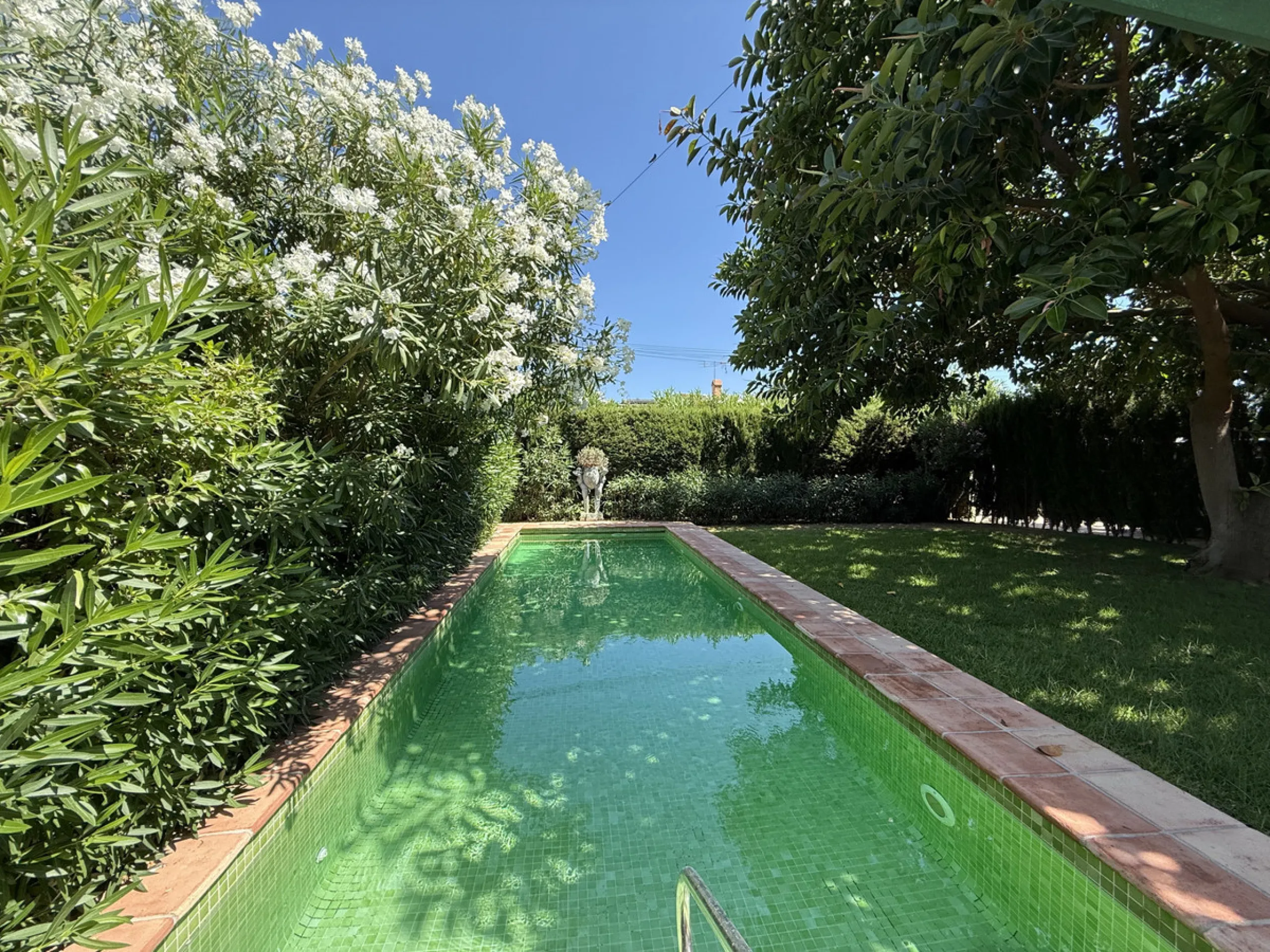 House - Detached Villa в продаже в Marbella, Málaga. В доме 3 спален и 2 ванных комнат. Площадь дома 119 м². Площадь участка 628 м²