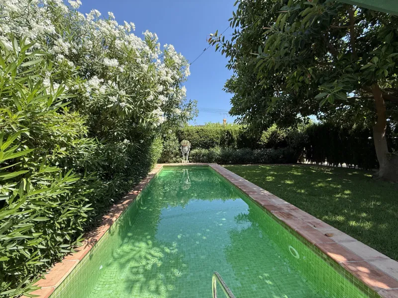 House - Detached Villa в продаже в Marbella, Málaga. В доме 3 спален и 2 ванных комнат. Площадь дома 119 м². Площадь участка 628 м²