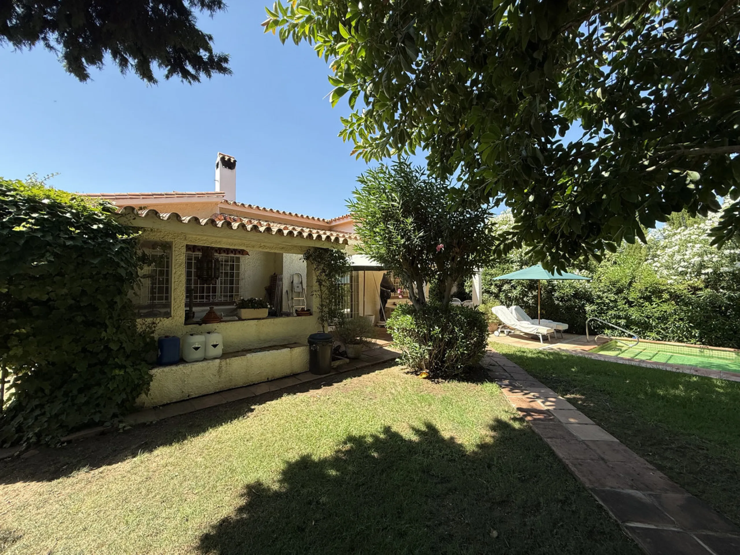 House - Detached Villa в продаже в Marbella, Málaga. В доме 3 спален и 2 ванных комнат. Площадь дома 119 м². Площадь участка 628 м²