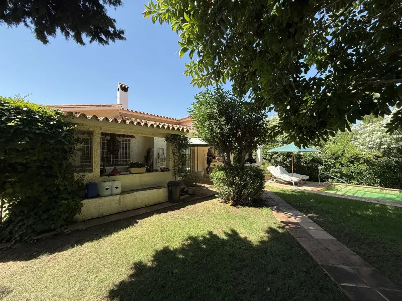 House - Detached Villa в продаже в Marbella, Málaga. В доме 3 спален и 2 ванных комнат. Площадь дома 119 м². Площадь участка 628 м²
