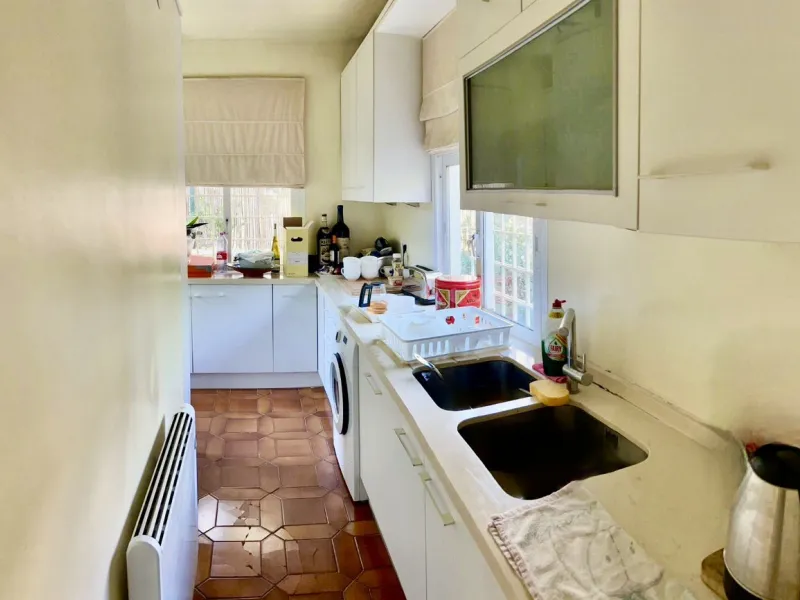 House - Detached Villa в продаже в Marbella, Málaga. В доме 3 спален и 2 ванных комнат. Площадь дома 119 м². Площадь участка 628 м²