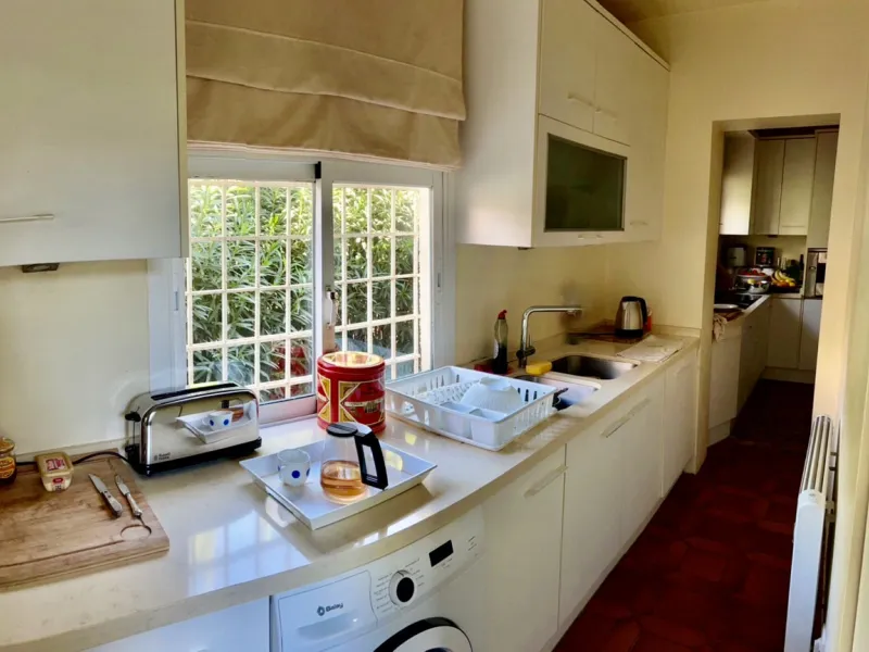 House - Detached Villa в продаже в Marbella, Málaga. В доме 3 спален и 2 ванных комнат. Площадь дома 119 м². Площадь участка 628 м²