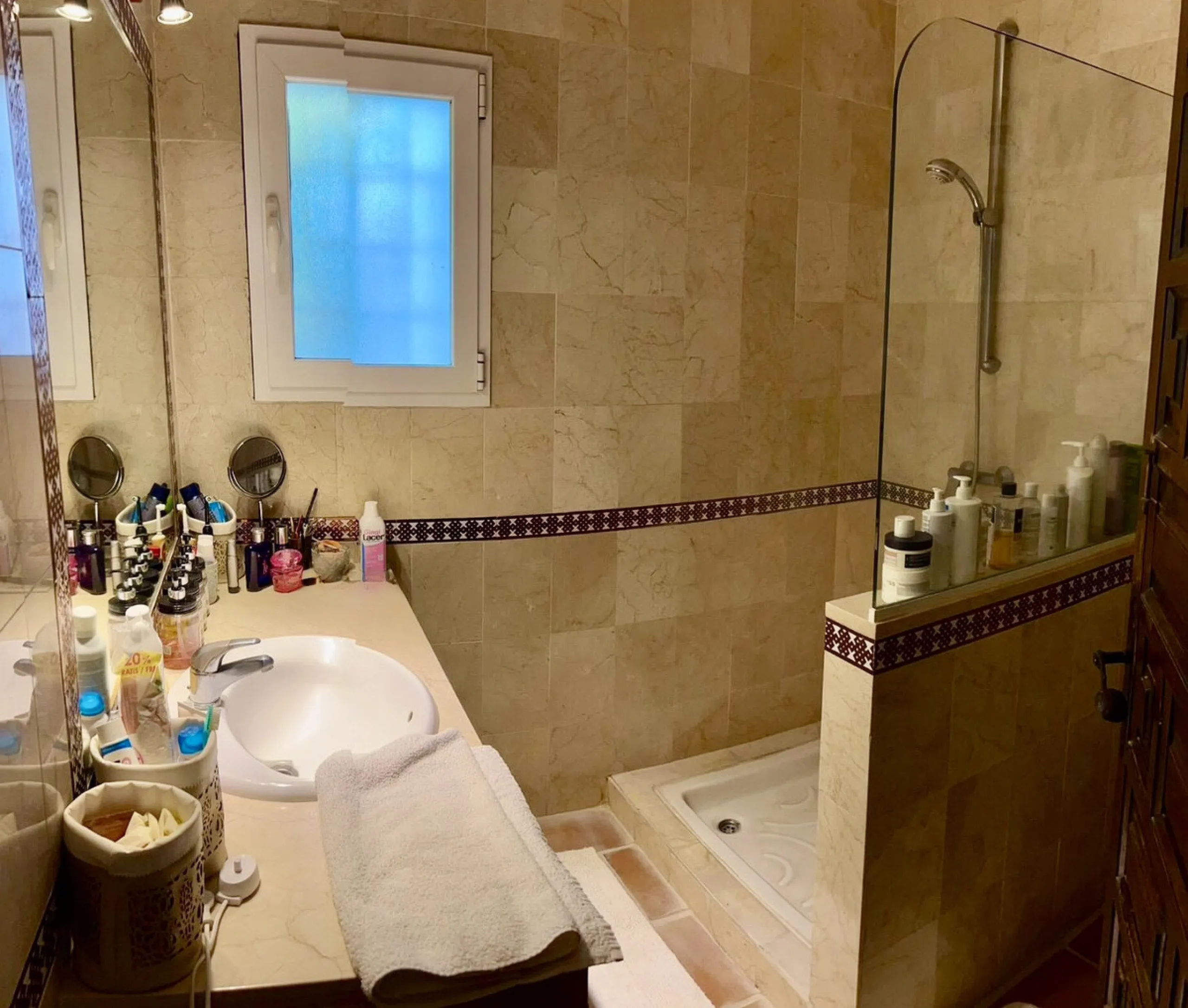House - Detached Villa в продаже в Marbella, Málaga. В доме 3 спален и 2 ванных комнат. Площадь дома 119 м². Площадь участка 628 м²