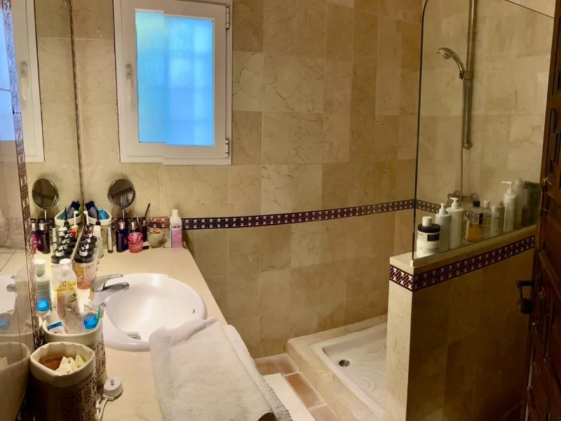 House - Detached Villa в продаже в Marbella, Málaga. В доме 3 спален и 2 ванных комнат. Площадь дома 119 м². Площадь участка 628 м²