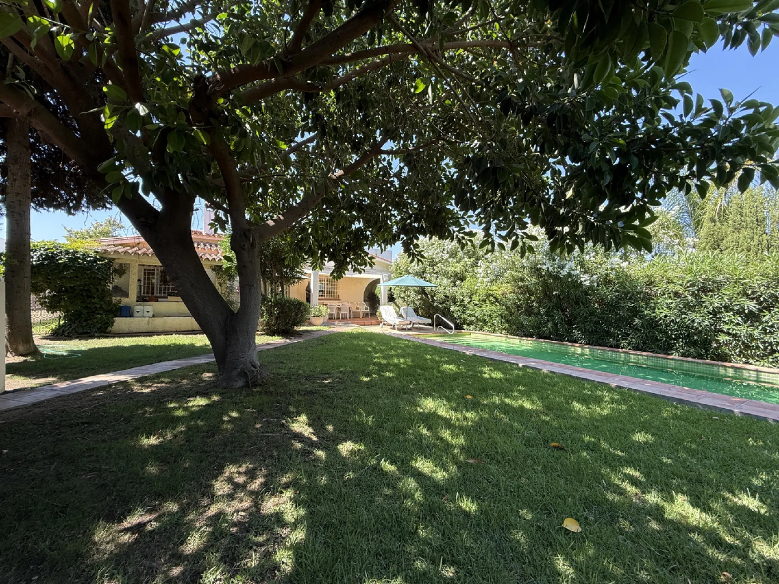 House - Detached Villa в продаже в Marbella, Málaga. В доме 3 спален и 2 ванных комнат. Площадь дома 119 м². Площадь участка 628 м²