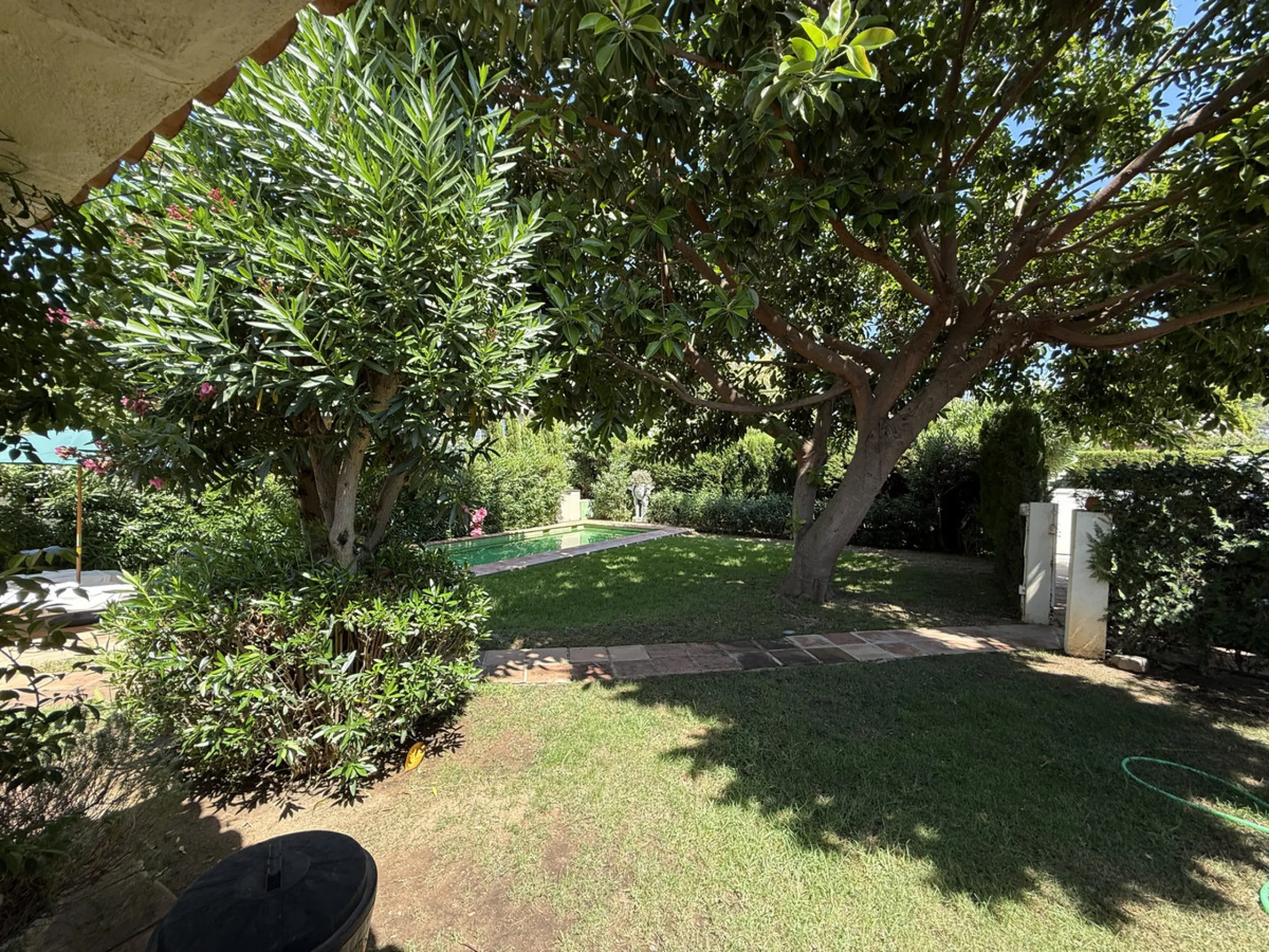 House - Detached Villa в продаже в Marbella, Málaga. В доме 3 спален и 2 ванных комнат. Площадь дома 119 м². Площадь участка 628 м²