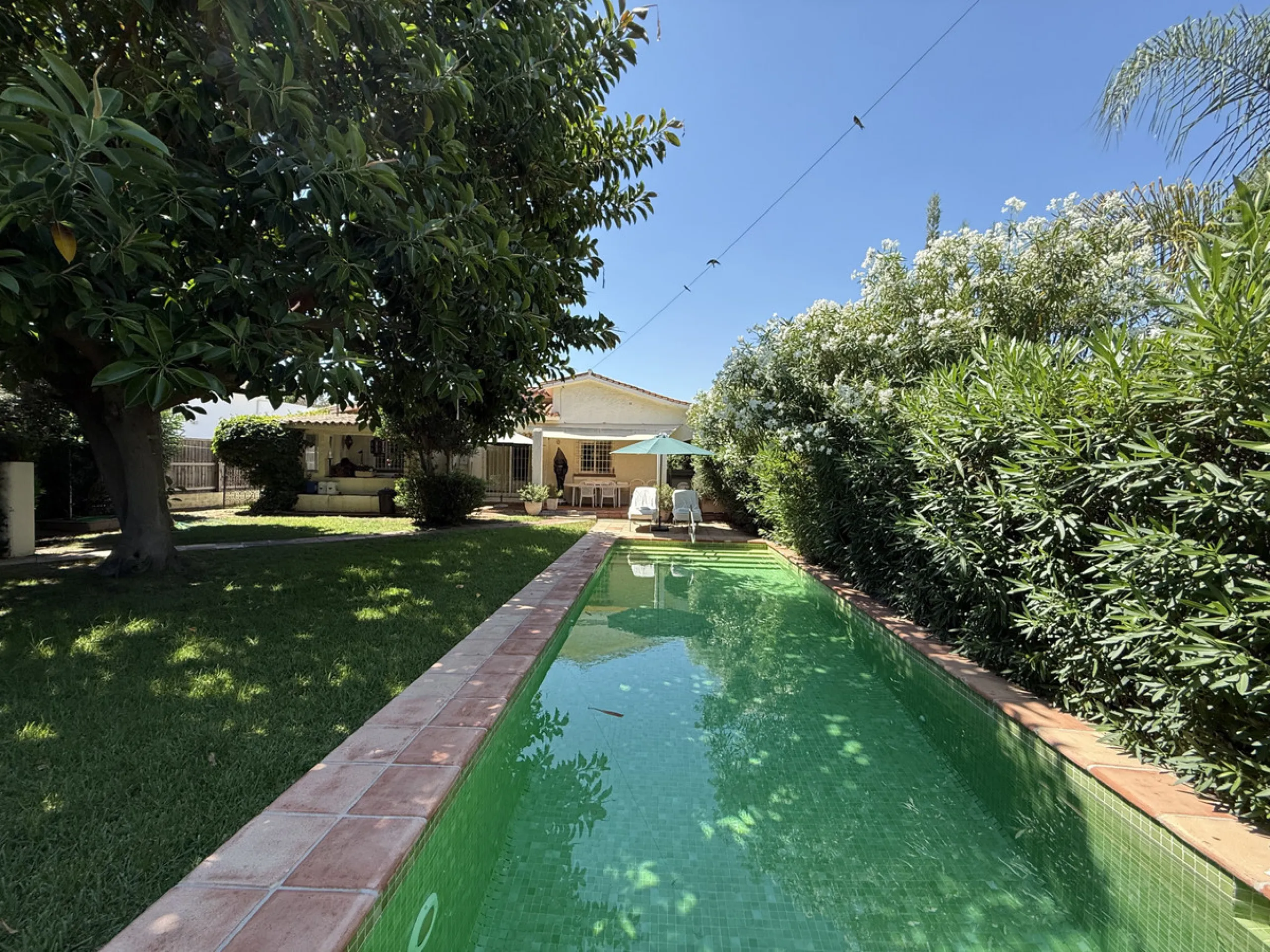 House - Detached Villa в продаже в Marbella, Málaga. В доме 3 спален и 2 ванных комнат. Площадь дома 119 м². Площадь участка 628 м²