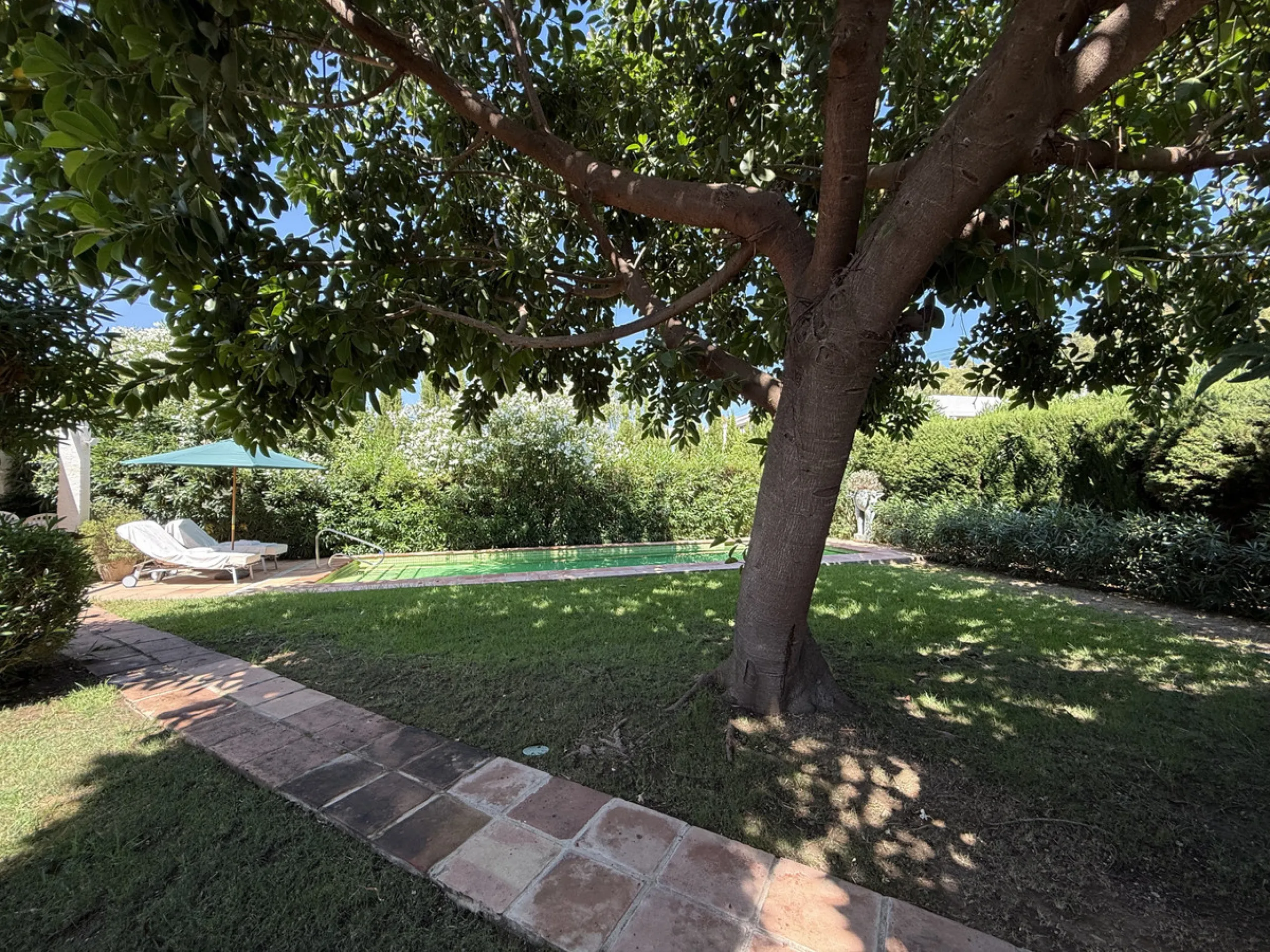 House - Detached Villa в продаже в Marbella, Málaga. В доме 3 спален и 2 ванных комнат. Площадь дома 119 м². Площадь участка 628 м²