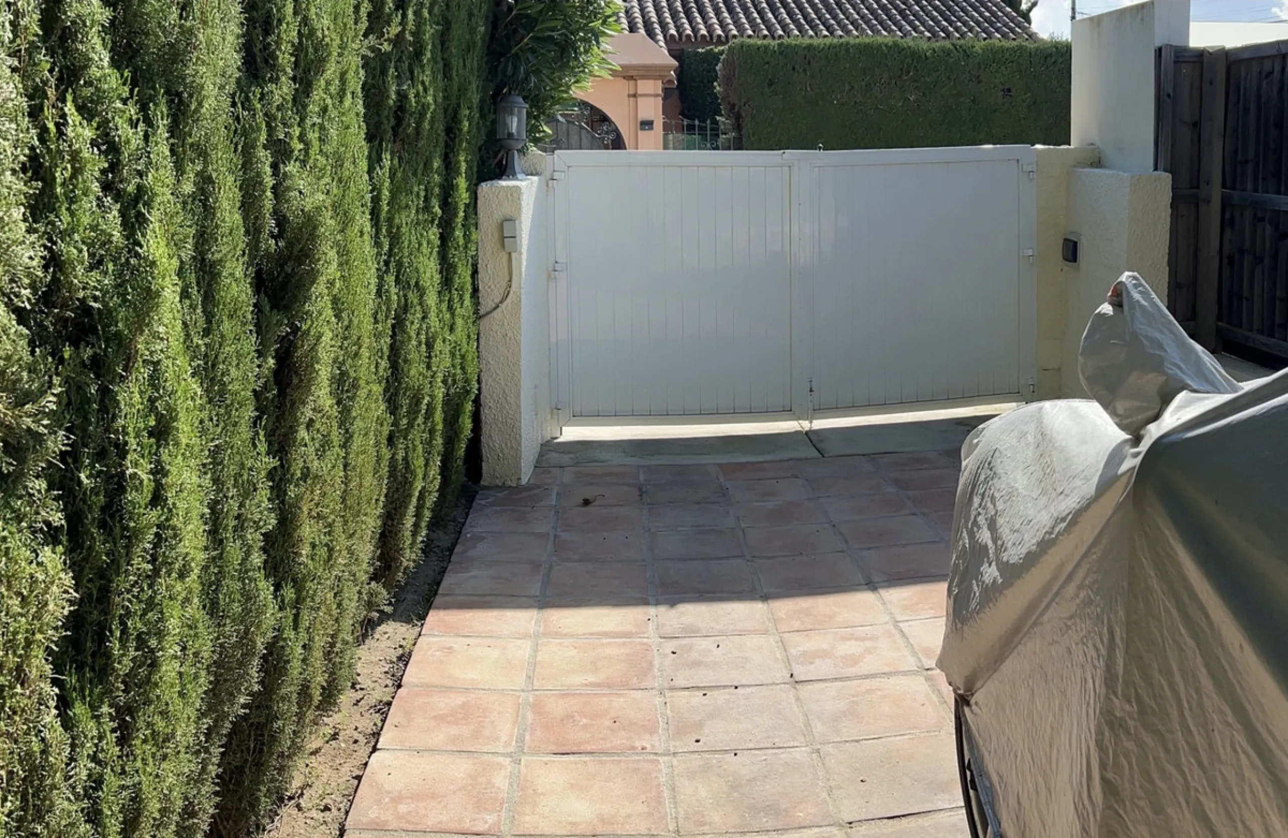 House - Detached Villa в продаже в Marbella, Málaga. В доме 3 спален и 2 ванных комнат. Площадь дома 119 м². Площадь участка 628 м²
