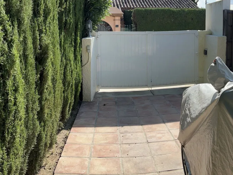 House - Detached Villa в продаже в Marbella, Málaga. В доме 3 спален и 2 ванных комнат. Площадь дома 119 м². Площадь участка 628 м²