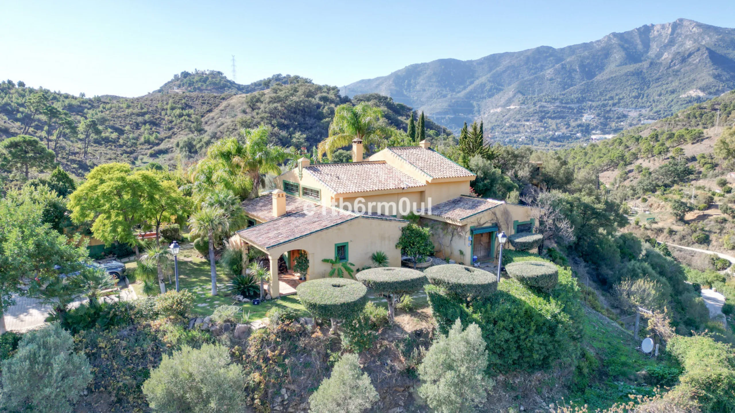 House - Finca - Cortijo в продаже в Ojén, Málaga. В доме 5 спален и 4 ванных комнат. Площадь дома 375 м². Площадь участка 11963 м²