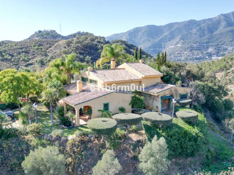 Located five minutes from the picturesque village of Ojen, and only a 20 minute drive from Marbella into the heart of the Andalucian countryside. If you are looking for a quiet countryside retreat then this property has it all.