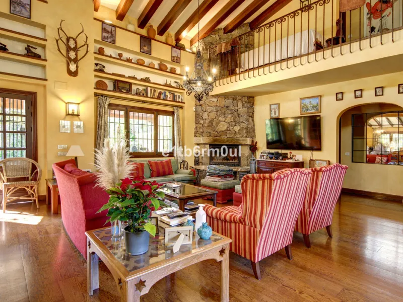 House - Finca - Cortijo в продаже в Ojén, Málaga. В доме 5 спален и 4 ванных комнат. Площадь дома 375 м². Площадь участка 11963 м²