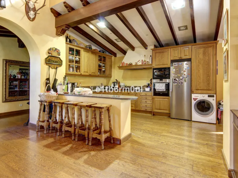 House - Finca - Cortijo в продаже в Ojén, Málaga. В доме 5 спален и 4 ванных комнат. Площадь дома 375 м². Площадь участка 11963 м²