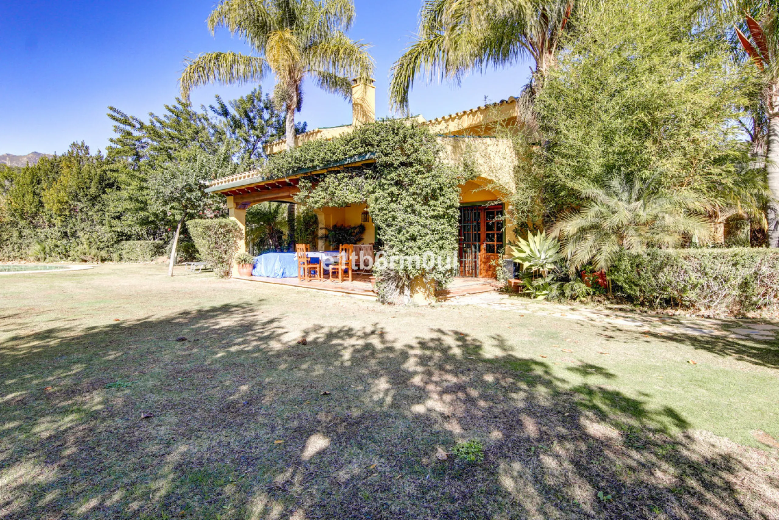 House - Finca - Cortijo в продаже в Ojén, Málaga. В доме 5 спален и 4 ванных комнат. Площадь дома 375 м². Площадь участка 11963 м²