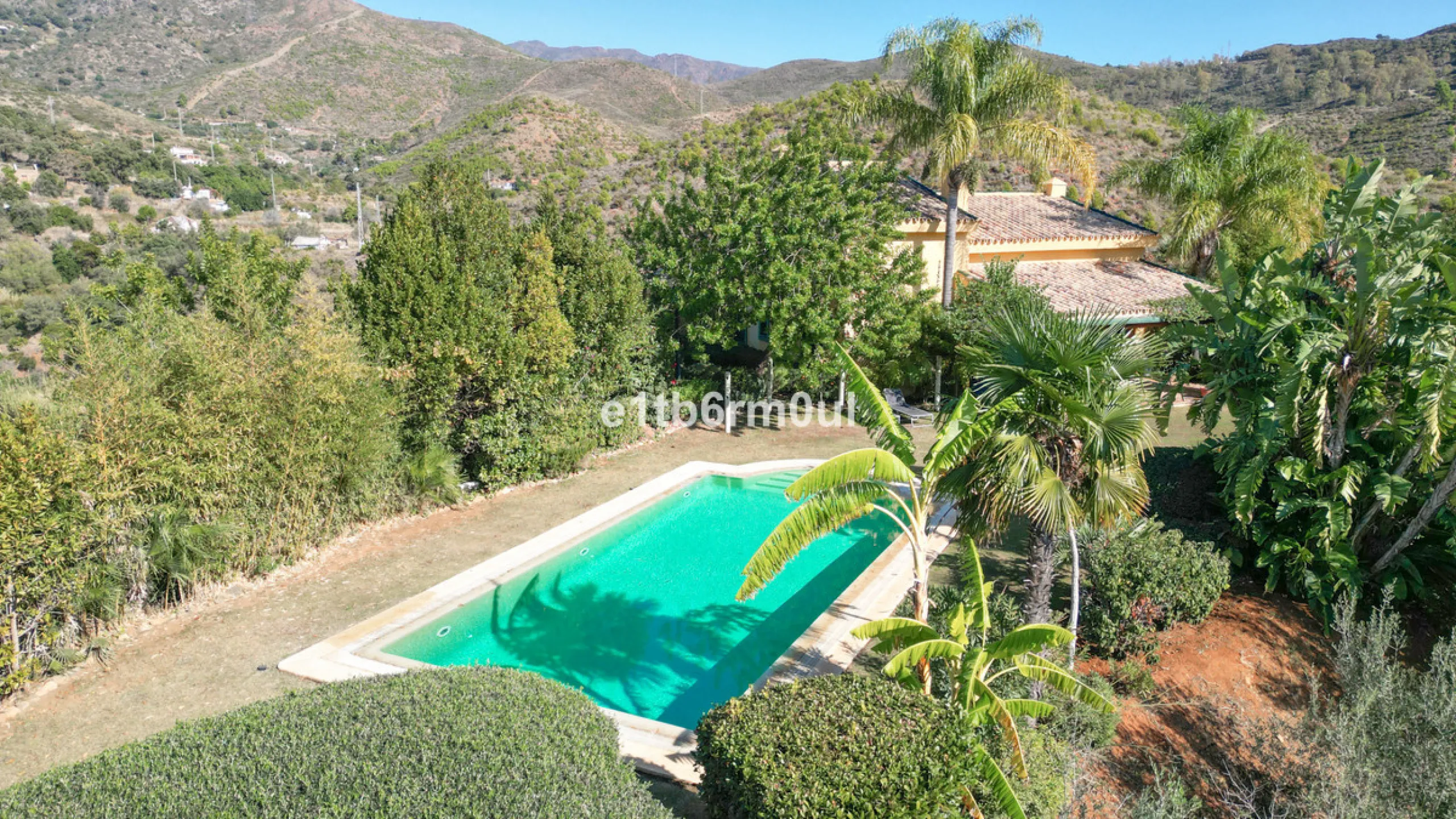 House - Finca - Cortijo в продаже в Ojén, Málaga. В доме 5 спален и 4 ванных комнат. Площадь дома 375 м². Площадь участка 11963 м²