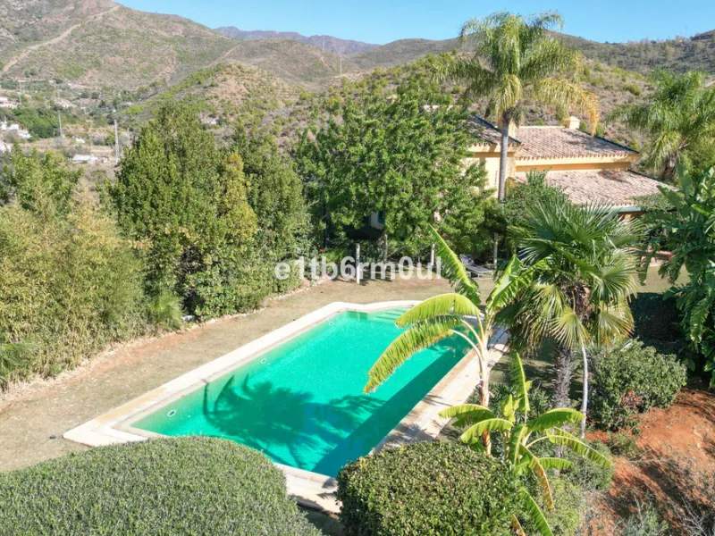 House - Finca - Cortijo в продаже в Ojén, Málaga. В доме 5 спален и 4 ванных комнат. Площадь дома 375 м². Площадь участка 11963 м²