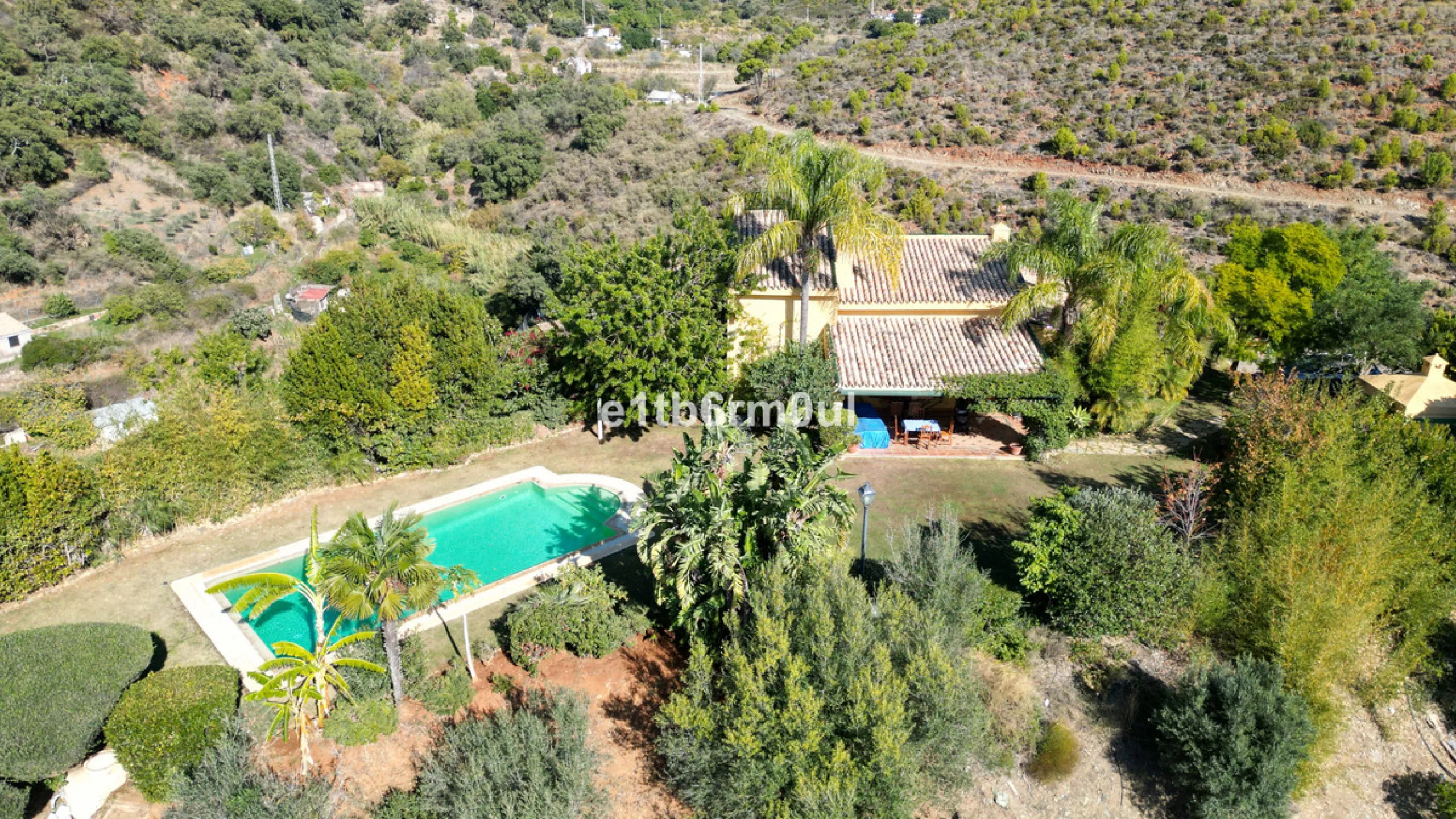 House - Finca - Cortijo в продаже в Ojén, Málaga. В доме 5 спален и 4 ванных комнат. Площадь дома 375 м². Площадь участка 11963 м²