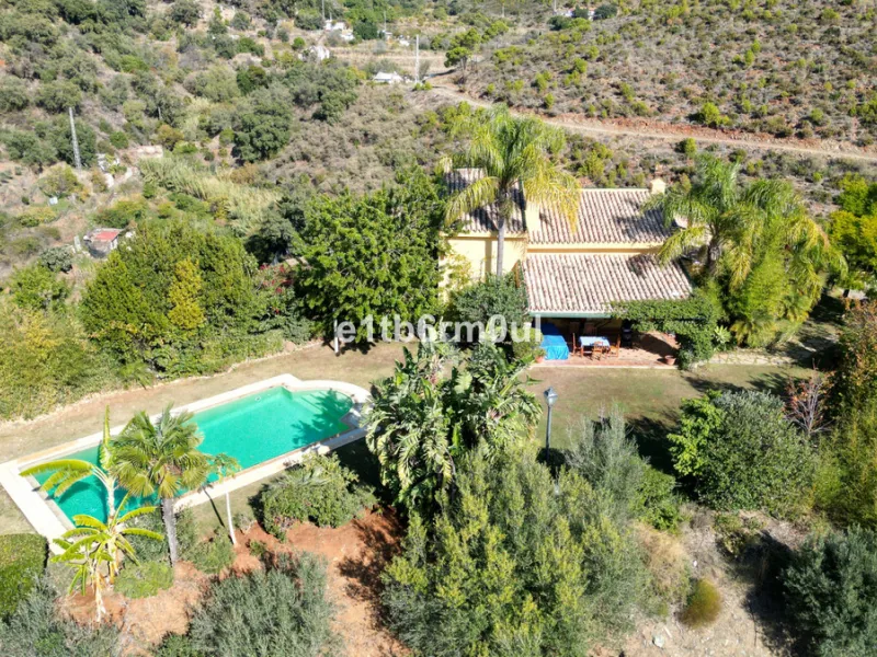 House - Finca - Cortijo в продаже в Ojén, Málaga. В доме 5 спален и 4 ванных комнат. Площадь дома 375 м². Площадь участка 11963 м²