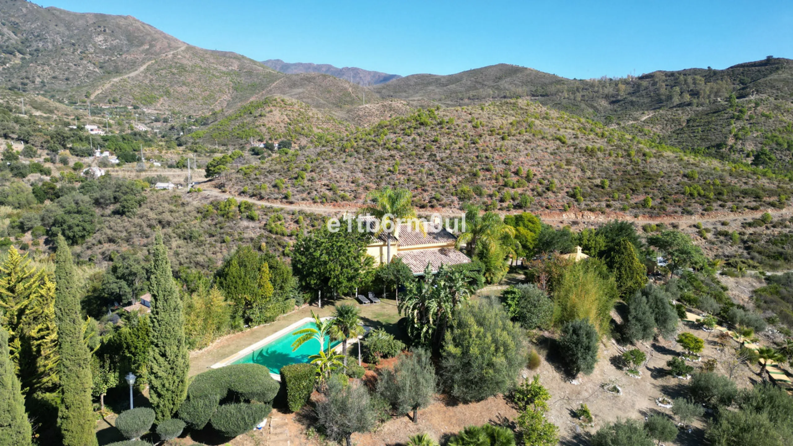 House - Finca - Cortijo в продаже в Ojén, Málaga. В доме 5 спален и 4 ванных комнат. Площадь дома 375 м². Площадь участка 11963 м²