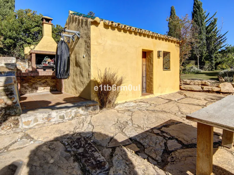 House - Finca - Cortijo в продаже в Ojén, Málaga. В доме 5 спален и 4 ванных комнат. Площадь дома 375 м². Площадь участка 11963 м²