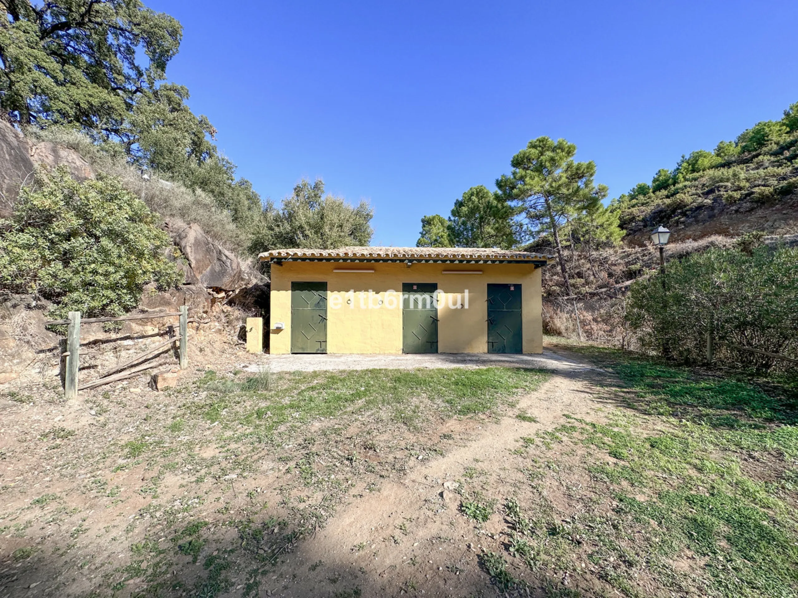 House - Finca - Cortijo в продаже в Ojén, Málaga. В доме 5 спален и 4 ванных комнат. Площадь дома 375 м². Площадь участка 11963 м²