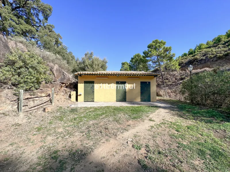 House - Finca - Cortijo в продаже в Ojén, Málaga. В доме 5 спален и 4 ванных комнат. Площадь дома 375 м². Площадь участка 11963 м²