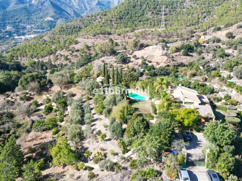 House - Finca - Cortijo в продаже в Ojén, Málaga. В доме 5 спален и 4 ванных комнат. Площадь дома 375 м². Площадь участка 11963 м²