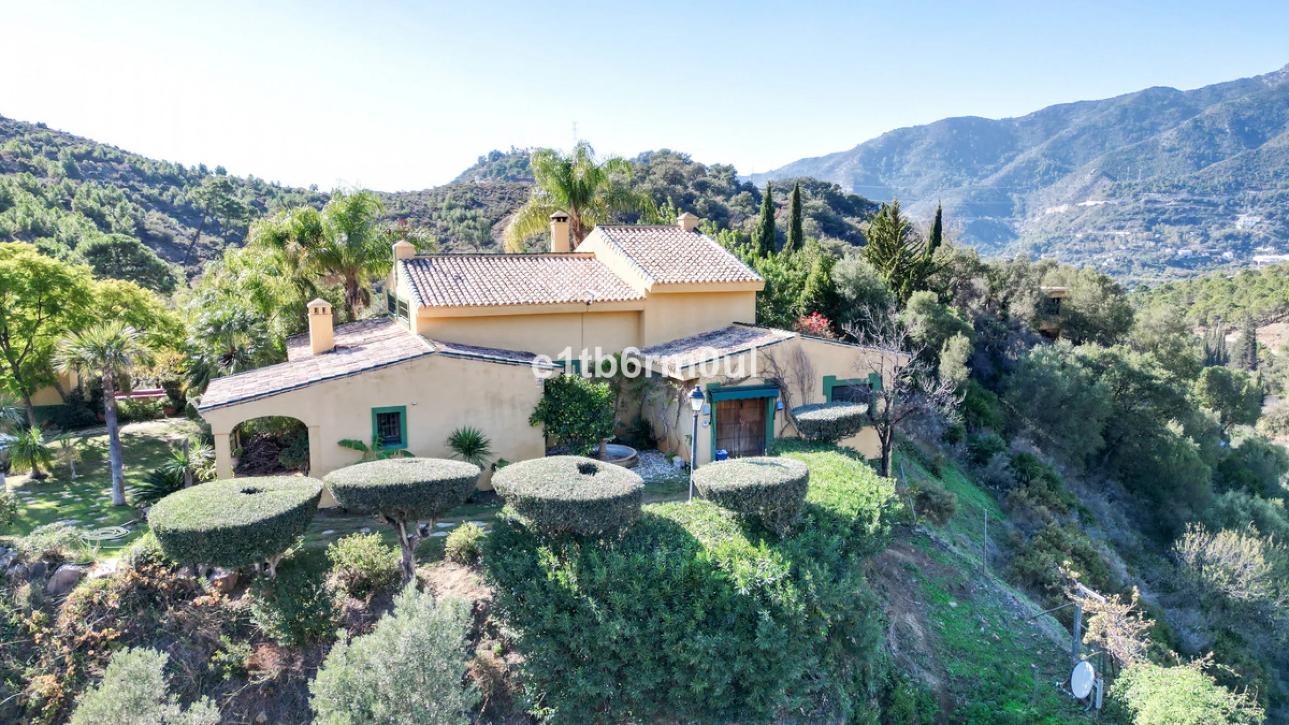 House - Finca - Cortijo в продаже в Ojén, Málaga. В доме 5 спален и 4 ванных комнат. Площадь дома 375 м². Площадь участка 11963 м²