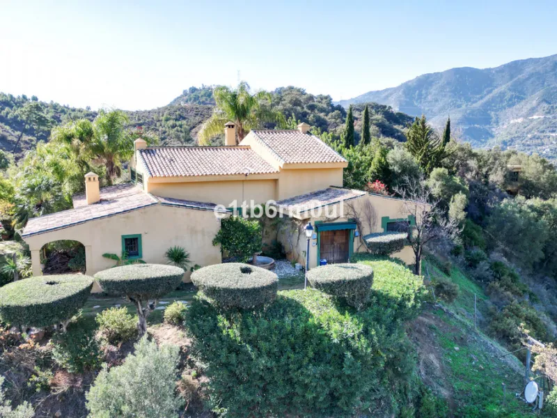 House - Finca - Cortijo в продаже в Ojén, Málaga. В доме 5 спален и 4 ванных комнат. Площадь дома 375 м². Площадь участка 11963 м²