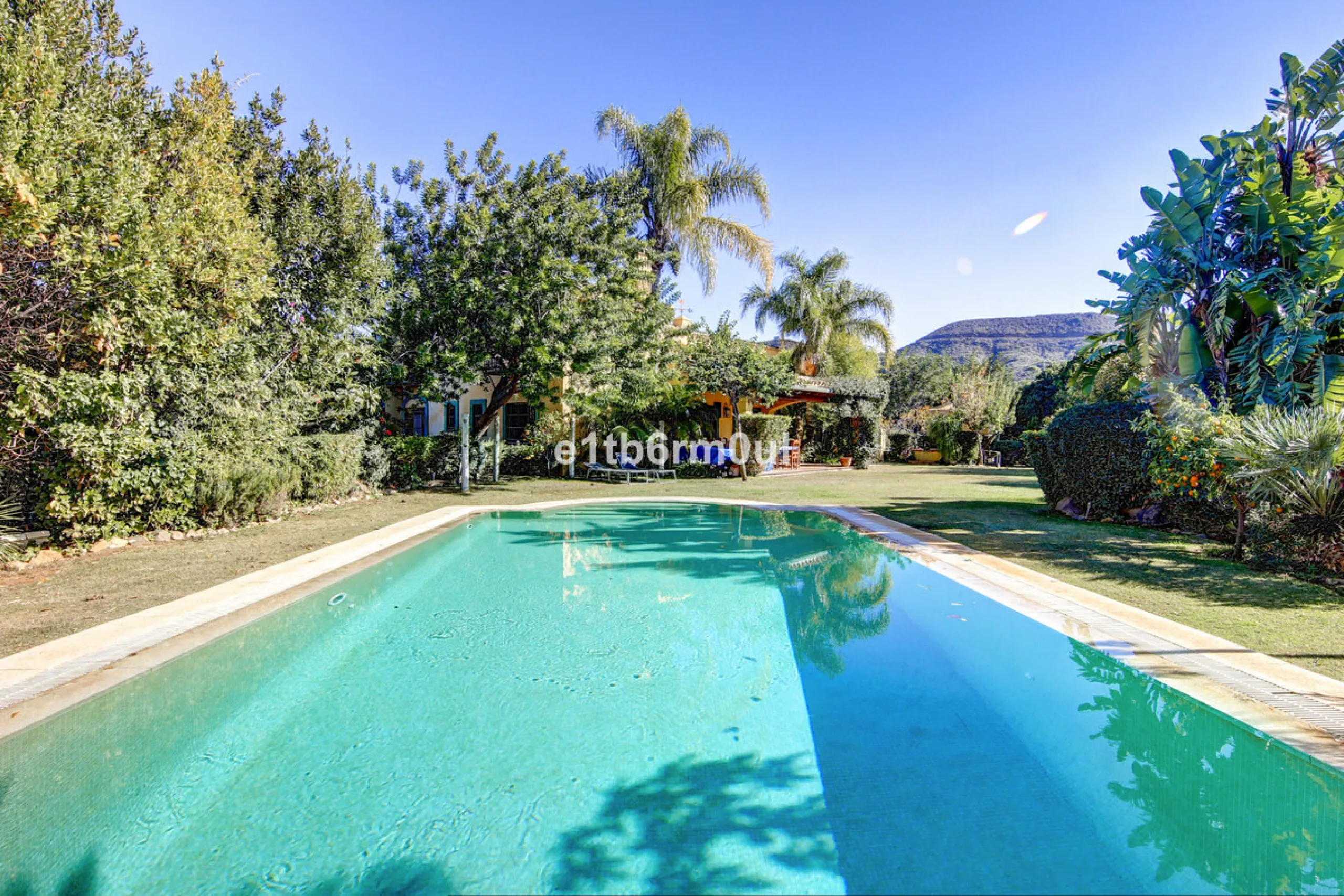 House - Finca - Cortijo в продаже в Ojén, Málaga. В доме 5 спален и 4 ванных комнат. Площадь дома 375 м². Площадь участка 11963 м²
