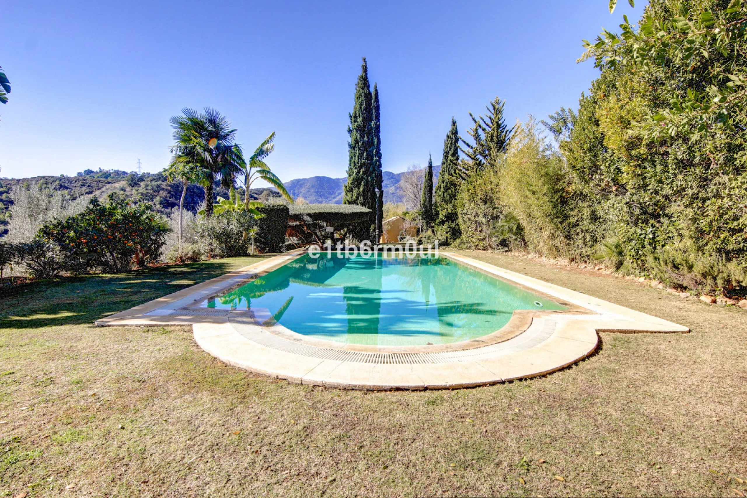 House - Finca - Cortijo в продаже в Ojén, Málaga. В доме 5 спален и 4 ванных комнат. Площадь дома 375 м². Площадь участка 11963 м²