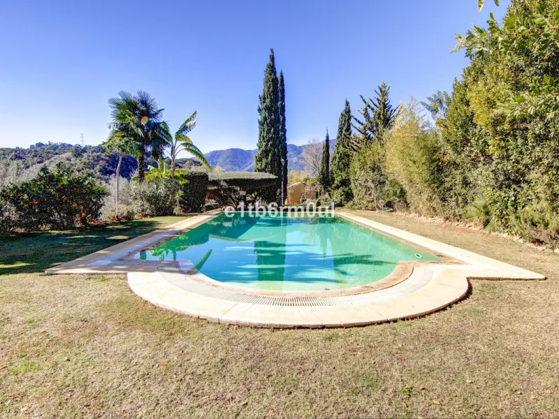 House - Finca - Cortijo в продаже в Ojén, Málaga. В доме 5 спален и 4 ванных комнат. Площадь дома 375 м². Площадь участка 11963 м²