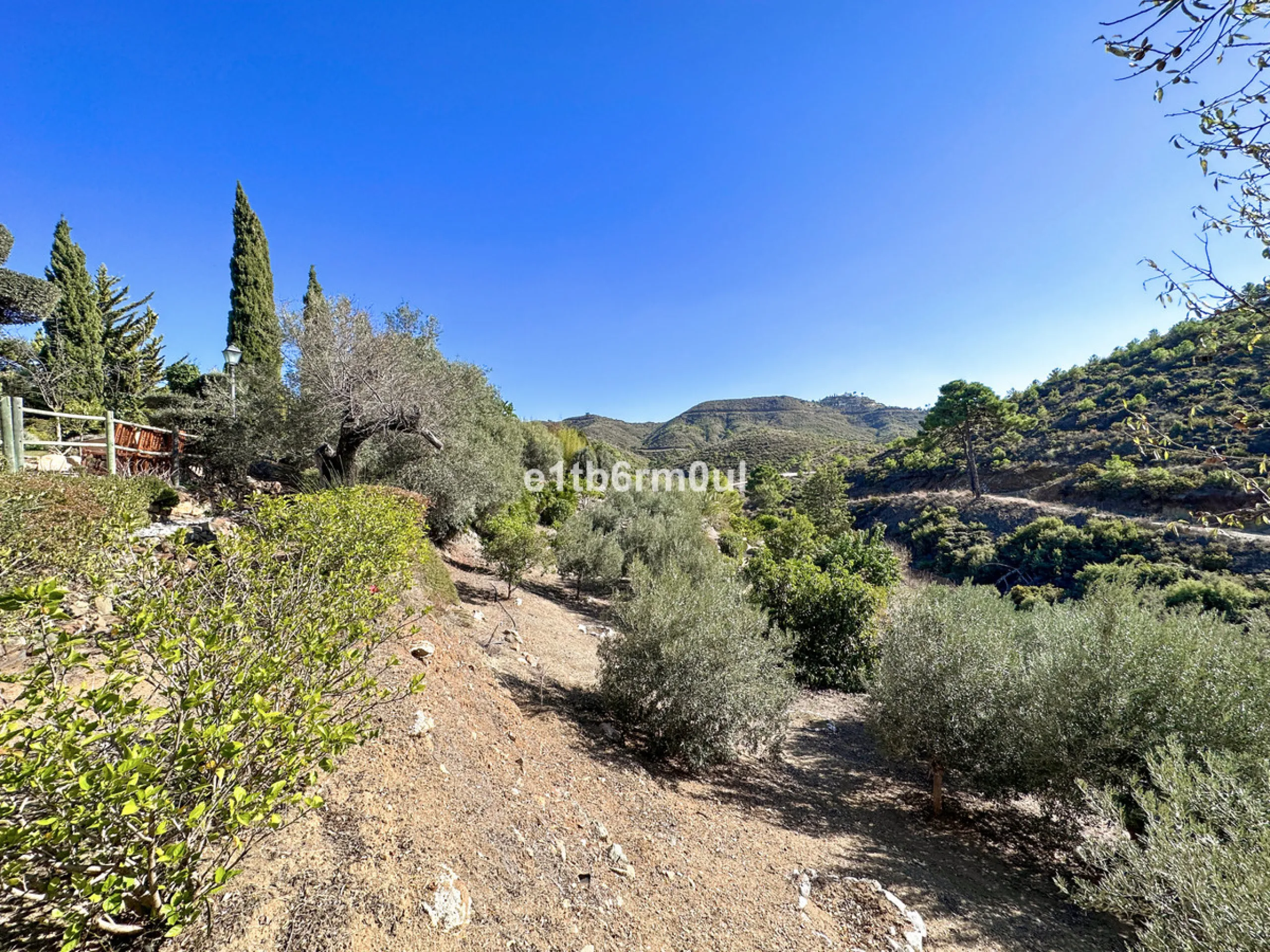 House - Finca - Cortijo в продаже в Ojén, Málaga. В доме 5 спален и 4 ванных комнат. Площадь дома 375 м². Площадь участка 11963 м²
