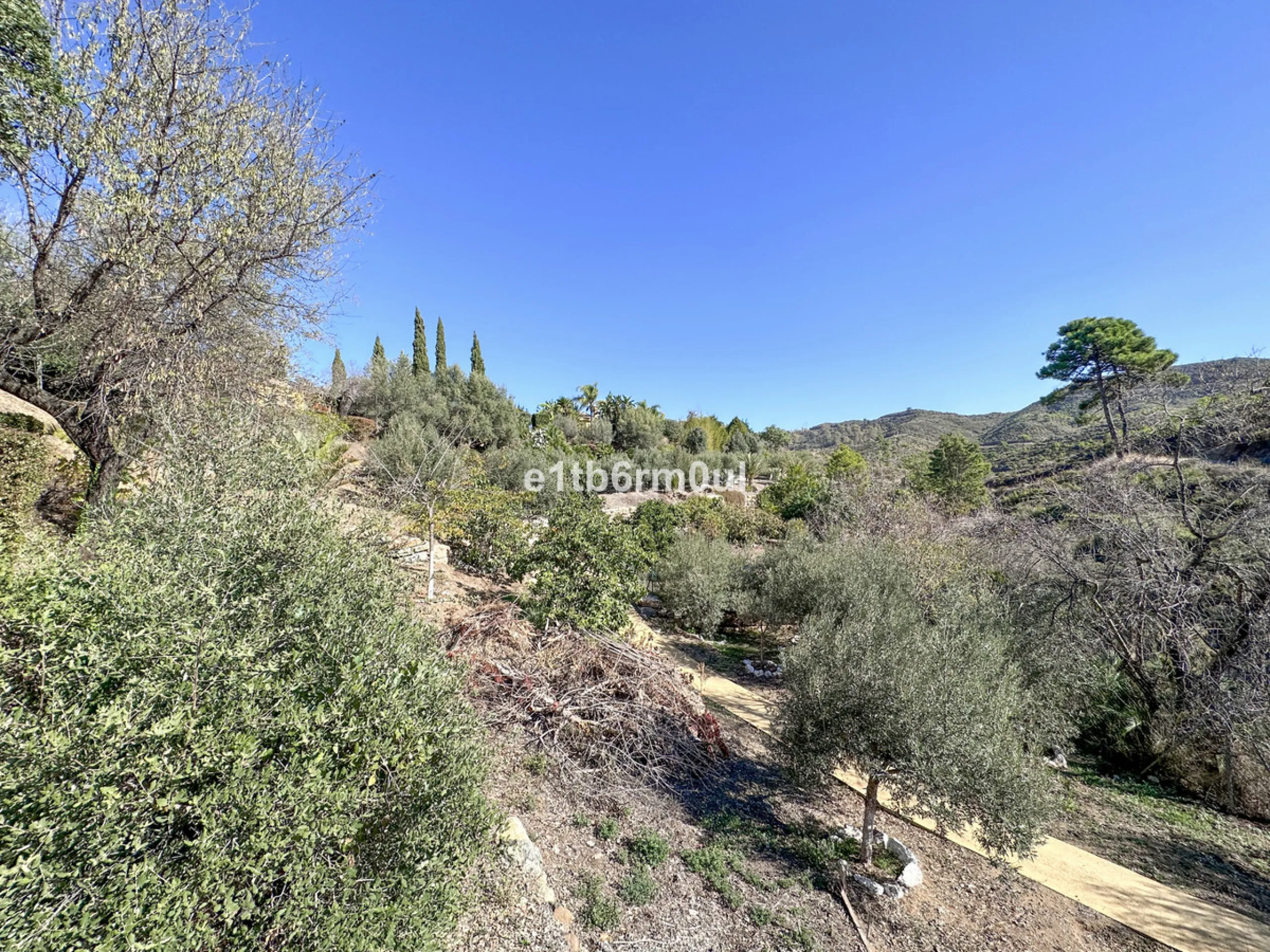 House - Finca - Cortijo в продаже в Ojén, Málaga. В доме 5 спален и 4 ванных комнат. Площадь дома 375 м². Площадь участка 11963 м²
