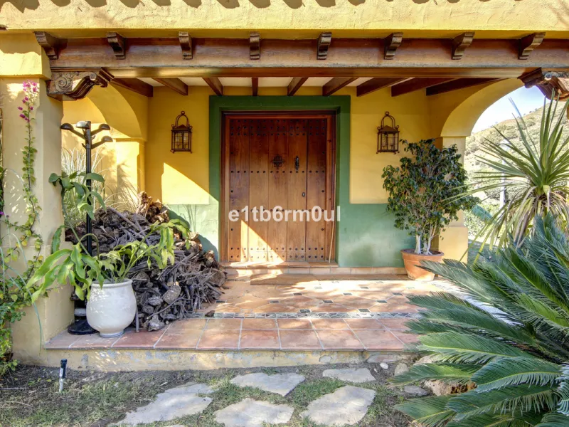 House - Finca - Cortijo в продаже в Ojén, Málaga. В доме 5 спален и 4 ванных комнат. Площадь дома 375 м². Площадь участка 11963 м²
