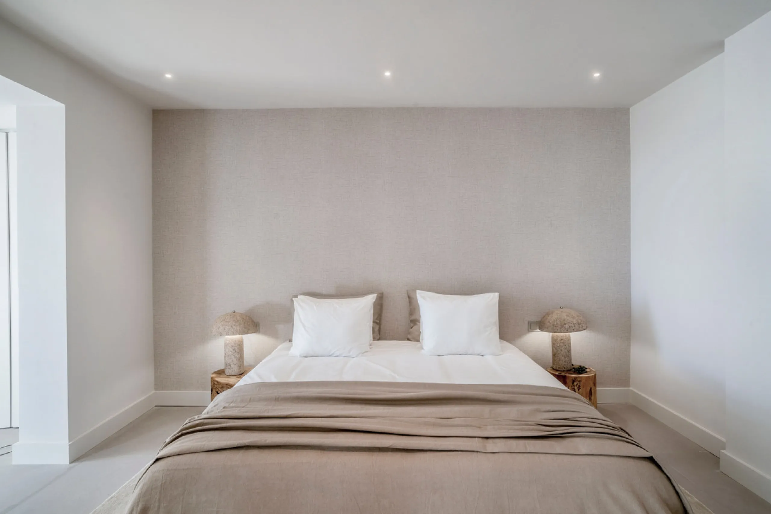 This exquisite 3-bedroom ground-floor apartment in Nueva Andalucía, Marbella, epitomizes modern luxury and comfort. Recently renovated to the highest standards, the property features an open-plan living and dining area, perfectly designed for seamless ent