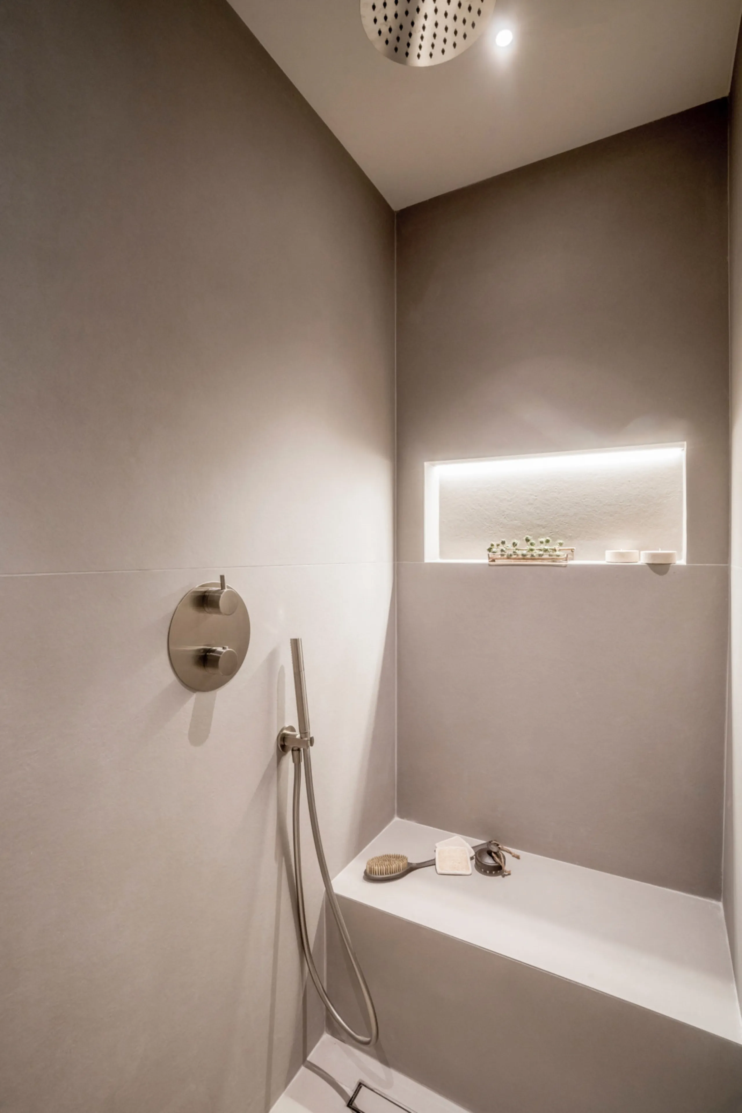 This exquisite 3-bedroom ground-floor apartment in Nueva Andalucía, Marbella, epitomizes modern luxury and comfort. Recently renovated to the highest standards, the property features an open-plan living and dining area, perfectly designed for seamless ent