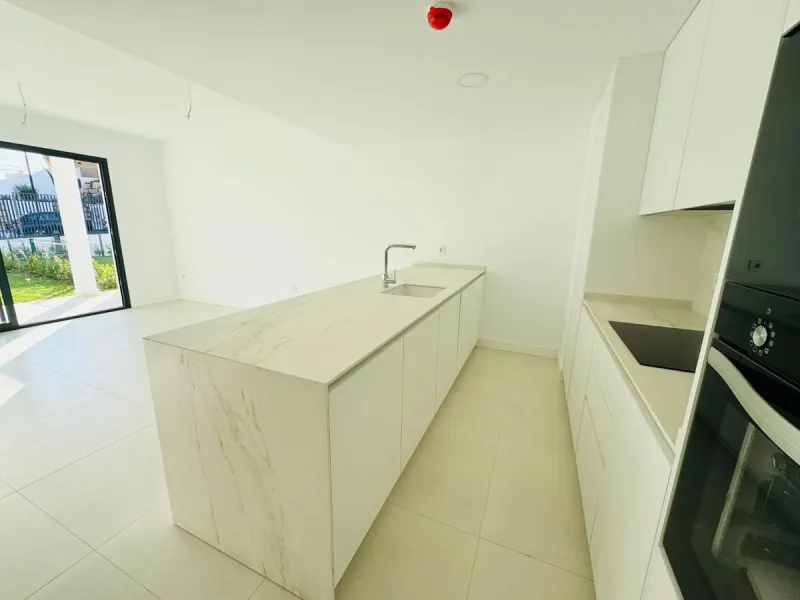 Modern 2-Bedroom Apartment with Stunning Mountain and Garden Views