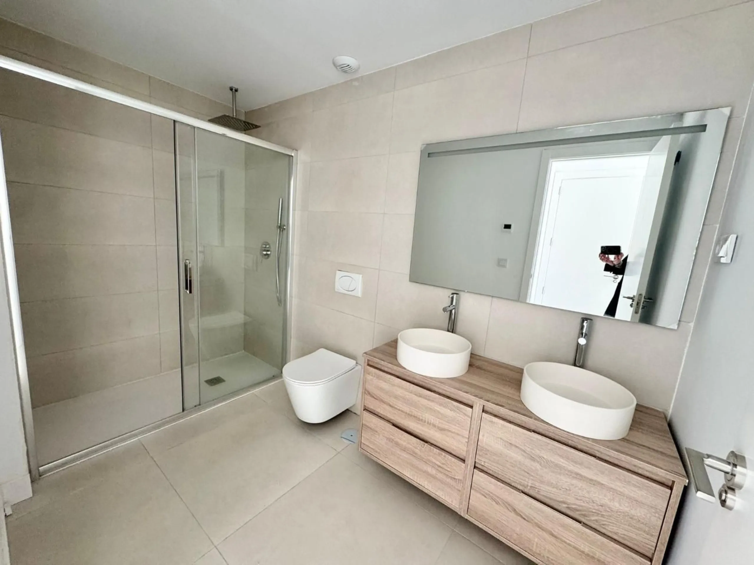 Modern 2-Bedroom Apartment with Stunning Mountain and Garden Views