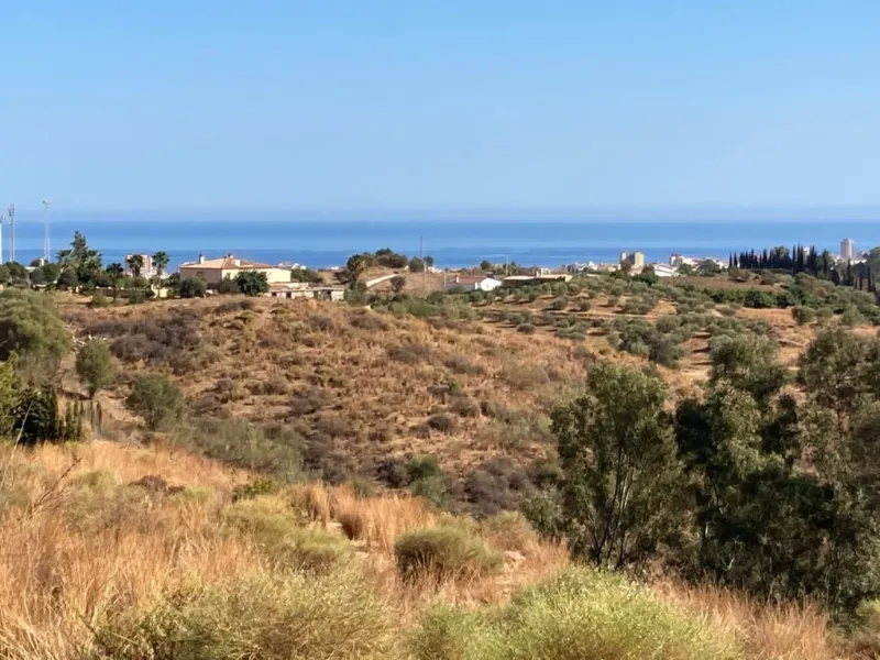 Are you searching for the perfect location to build your dream villa? This unique 25,000 m² plot is a rare gem that combines the tranquility of nature with proximity to vibrant city life and the conveniences of the coast. You are allow to build one villa 