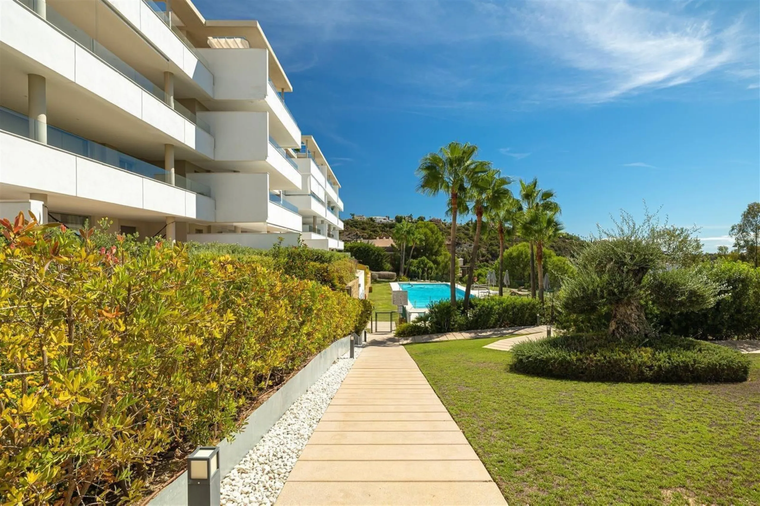 MODERN APARTMENT WITH PANORAMIC SEA VIEWS – RECENTLY BUILT